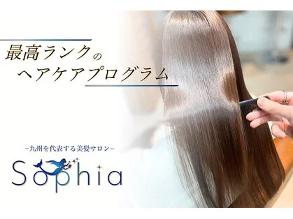 美容師が長い髪にトリートメントをなじませている施術の手元